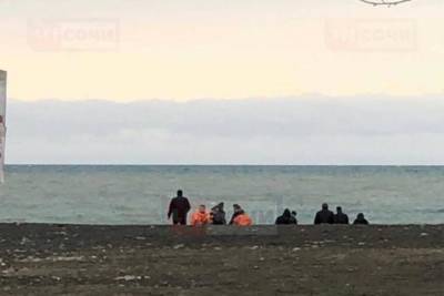 На пляже в Сочи обнаружили тело мужчины