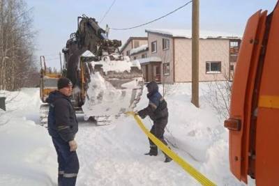 Мусоровоз увяз в снегу в Петрозаводске