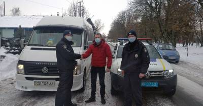В холодном салоне мерзли пассажиры: под Черниговом водитель не мог завести микроавтобус из-за мороза (2 фото)