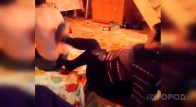 Женщина бьет ногами людей по спине, за что получила славу целительницы Чувашии