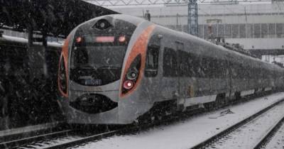 Непогода в Украине: в "Укрзализныце" рассказали о графиках движения поездов