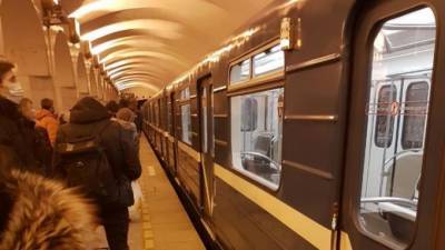 Пассажиров предупредили об увеличенном интервале движения составов на "оранжевой" ветке метро в Петербурге