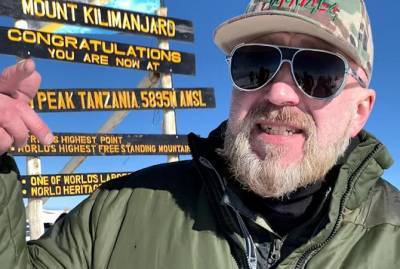Рэпер Серега ради ролика в Tik Tok поднялся и станцевал на вершине Килиманджаро