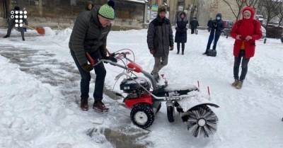 Садовой заявил, что в снегопаде во Львове виноват он, и вышел с лопатой убирать снег. Жителей призвал помочь