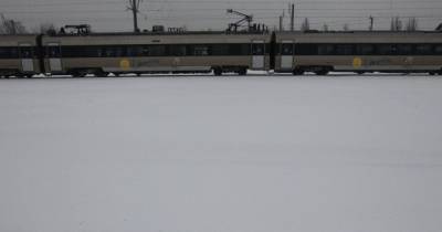 Непогода атакует: "Укрзализныця" не отменяет рейсы и обещает при необходимости увеличить количество мест в поездах