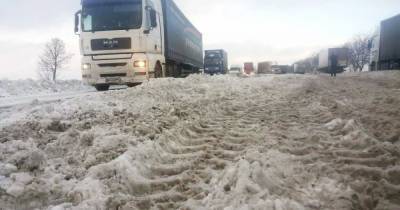 На трассе Киев — Одесса ограничили движение грузовиков: где дальнобойщикам можно остановиться