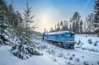 Украину замело снегом: в "Укрзализныце" рассказали, есть ли задержки поездов