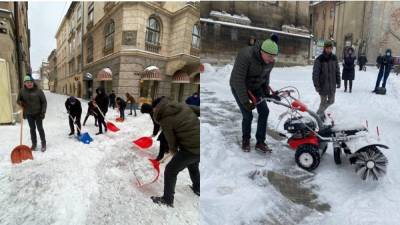 Садовый и местные власти самостоятельно отгребают снег в центре Львова: фото, видео