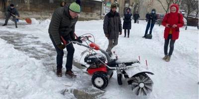 «Это нормально». Во Львове Садовый с лопатой вышел убирать снег — фото