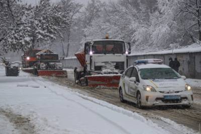Украину продолжает засыпать снегом: На каких дорогах ограничено движение транспорта - zik.ua - Украина - Гсчс