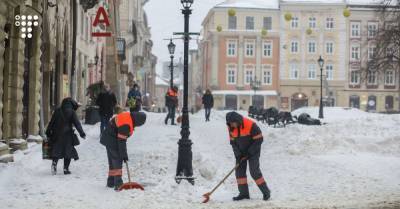 В Украине продолжается снегопад. В Киеве и Львове пробки, а движение по некоторым дорогам в семи областях ограничено