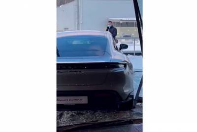 Российский блогер влетел в витрину автосалона на новом Porsche