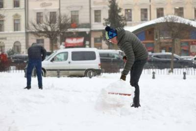 Вместо трактора: как мэр Львова взял лопату, чтобы убрать снег в городе