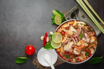 Теплый салат с морепродуктами ко Дню святого Валентина: Рецепт в тайском стиле