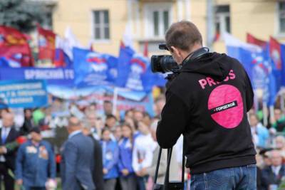 Отличительные знаки для журналистов на митингах утвердил Роскомнадзор