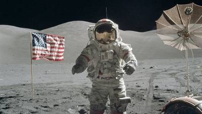Американский эксперт нашел на Луне место падения мяча сыгравших в гольф астронавтов
