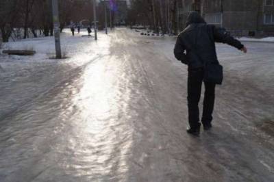 Не тротуары, а сплошной каток: В Николаеве с самого утра идет ледяной дождь