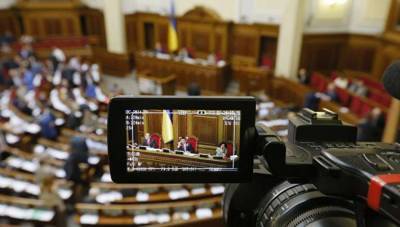 Журналистов телеканалов Медведчука хотят лишить аккредитации в Верховной Раде