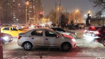 Киев застрял в пробках из-за снегопада: произошло 250 ДТП. ФОТО