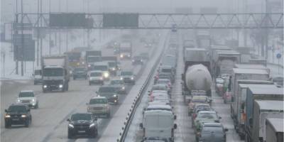Снегопад в Киеве: Кличко заявил, что припаркованные автомобили мешают чистить дороги