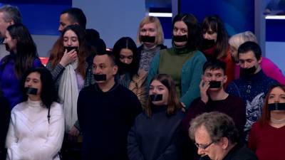 Вести в 20:00. Сотрудники закрытых Зеленским телеканалов заклеили себе рты