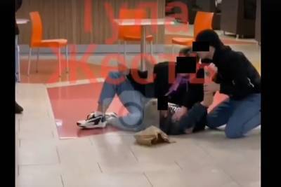 В торговом центре Тулы трое молодых людей устроили лежбище на фуд-корте