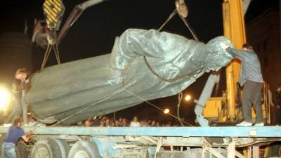 Прилепин, Проханов и Рябцева попросили мэрию Москвы вернуть памятник Дзержинскому