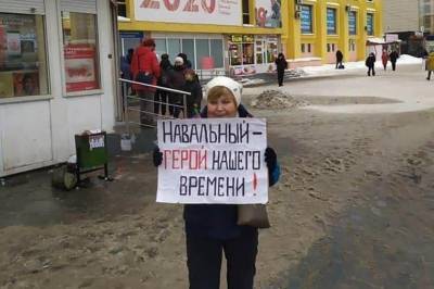 В Екатеринбурге 79-летнюю пенсионерку задержали за пикет в поддержку Навального