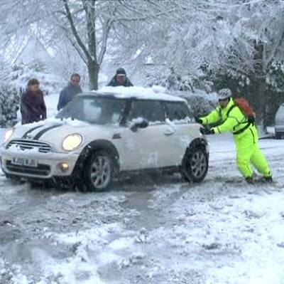 Снегопады, обрушившиеся на Великобританию, нарушили транспортное сообщение