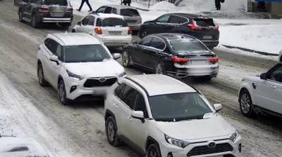 В центре Киева женщина дважды протаранила одну и ту же машину: эпичное видео