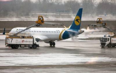 Из-за снегопадов в Украине не работает два аэропорта