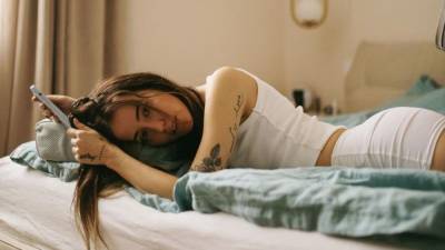 Надя Дорофеева эротично позировала на кровати: горячие фото