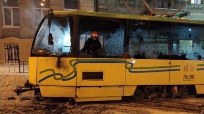 Во Львове горел трамвай, возгорание произошло в кабине водителя