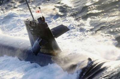 В Тихом океане подводная лодка не разминулась с сухогрузом