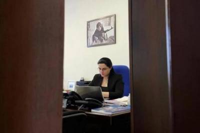 Пресс-секретаря МИД Армении вдохновляет на работе старушка с автоматом