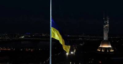 В Киеве из-за непогоды приспустили самый большой флаг Украины