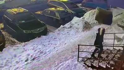 Новости на "России 24". Девушка проскочила между огромными глыбами снега