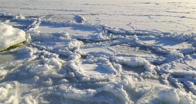 На Сахалине спасли двух рыбаков на оторвавшейся льдине