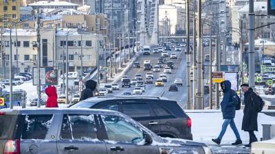Водителей в Подмосковье призвали сократить поездки на машинах из-за морозов