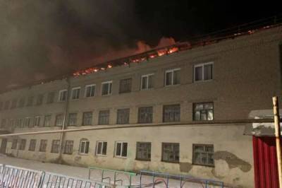 В Саратовской области горит крыша школы
