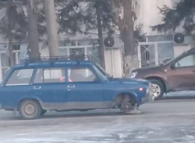 Ельчанин "прокачал" автомобиль, заменив колесо на домкрат (видео)