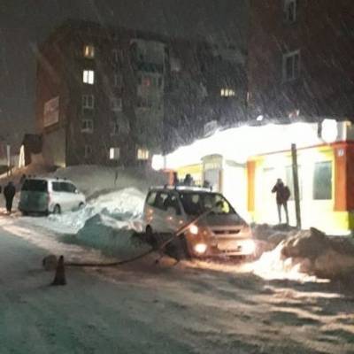В Кузбассе фонарный столб упал на автомобиль