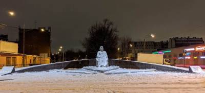 Памятники трем ученым подсветили в Петербурге к Дню российской науки