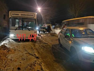 На Новолипецке автобус столкнулся с легковушкой