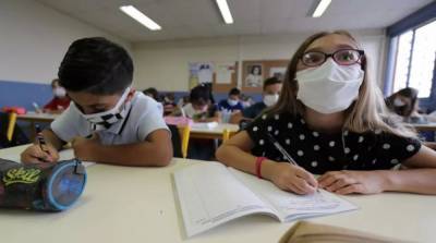 В школах Франции запретили использовать самодельные защитные маски