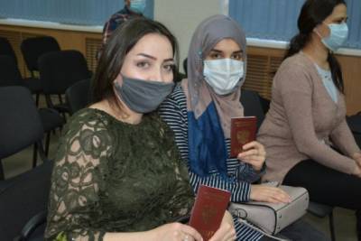 В Сыктывкаре иностранцам вручили российские паспорта
