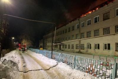 Под Саратовом у школы сгорела крыша