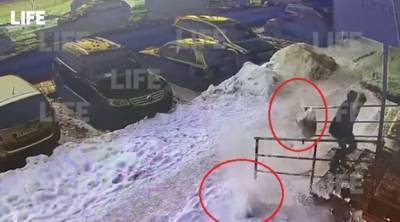 В Новокузнецке девушка чудом спаслась от рухнувшей с крыши глыбы льда