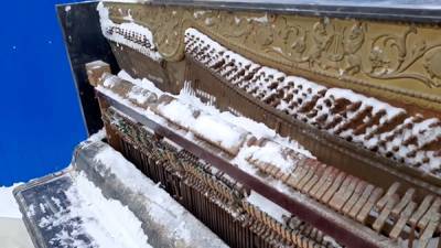 В Екатеринбурге вынесли старинное пианино из Дома Серебровского, который снесут ради ледовой арены