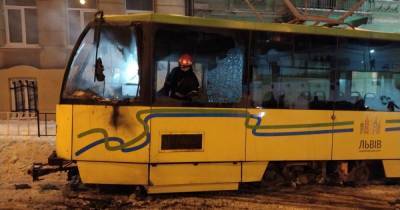 Во Львове на маршруте загорелся трамвай
